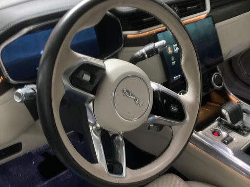 Used 2021 Jaguar XF SE image 9