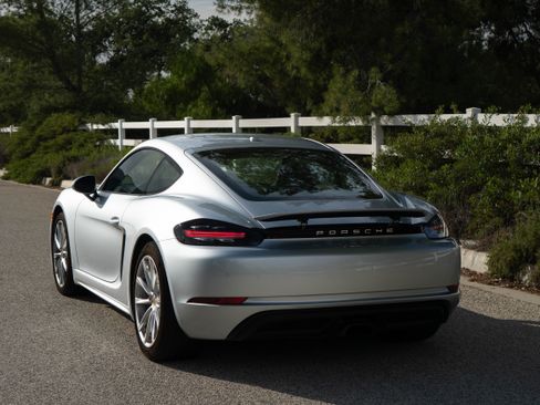 Used 2018 Porsche 718 Cayman image 4