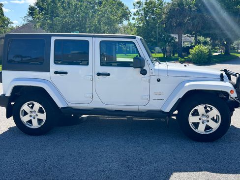 Used 2012 Jeep Wrangler Unlimited Sahara w/ Connectivity Group AWD/4WD image 9