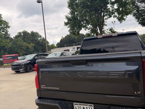 Used 2021 Chevrolet Silverado 1500 LT Trail Boss AWD/4WD image 2