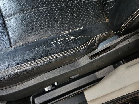 Used 2016 Chrysler Town & Country Touring image 12