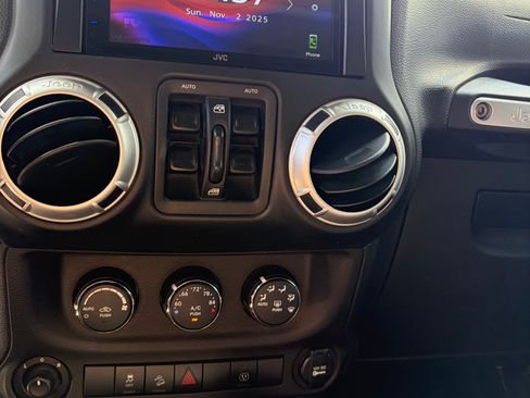 Used 2013 Jeep Wrangler Unlimited Sahara image 10