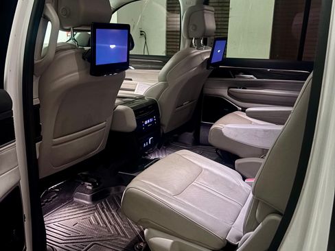 Used 2022 Jeep Wagoneer Series III w/ Premium Group I image 10