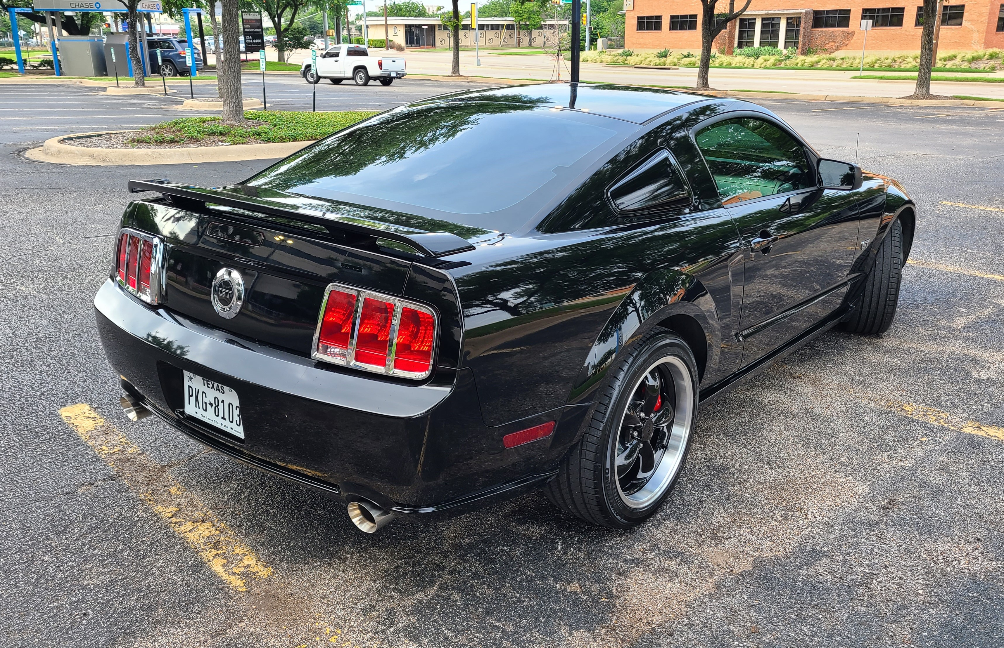 Used 2005 Ford Mustang GT Premium RWD image 2