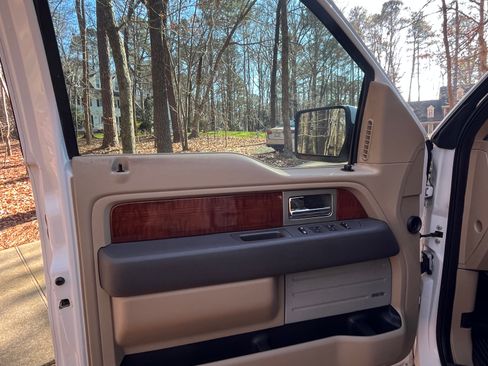 Used 2010 Ford F150 Lariat image 10