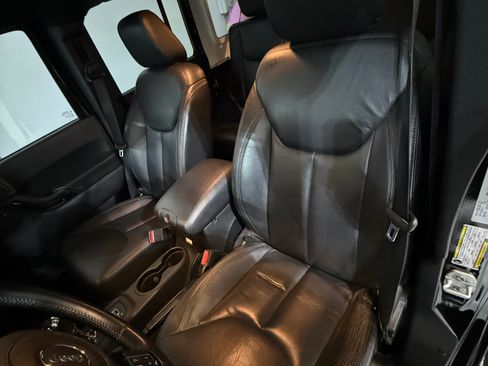 Used 2015 Jeep Wrangler Unlimited Sahara AWD/4WD image 6