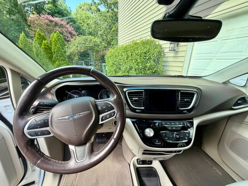 Used 2017 Chrysler Pacifica Touring-L Plus w/ Advanced Safetytec Group FWD image 14