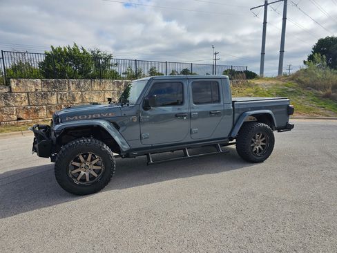 Used 2025 Jeep Gladiator Mojave image 2