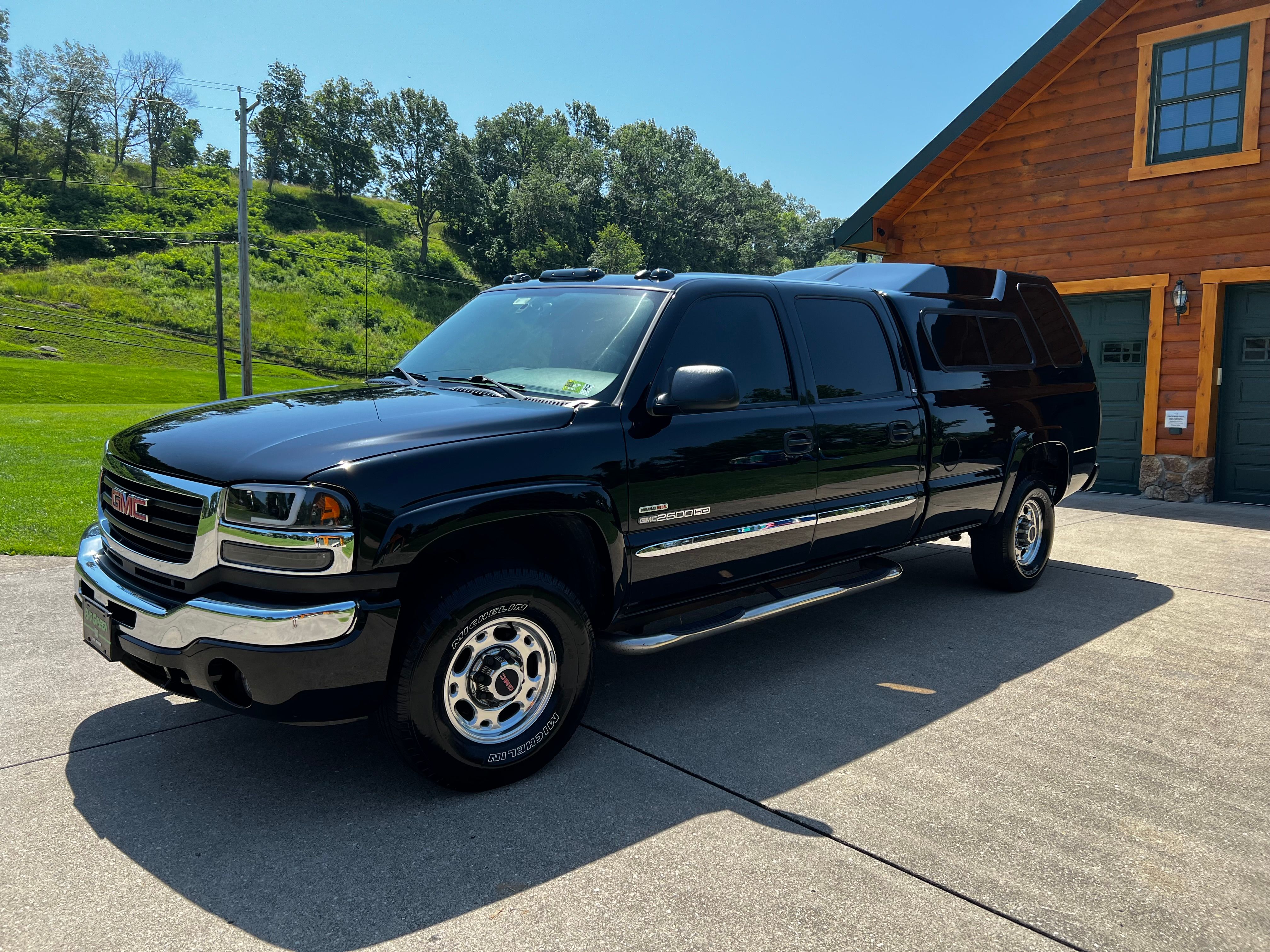 Used 2005 GMC Sierra 2500 SLT w/ Heavy-Duty Power Package AWD/4WD image 1