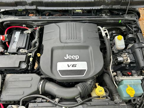 Used 2018 Jeep Wrangler Unlimited Sahara AWD/4WD image 11