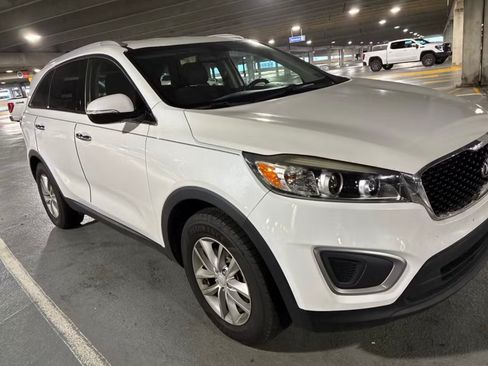Used 2016 Kia Sorento LX w/ LX Convenience Package image 4