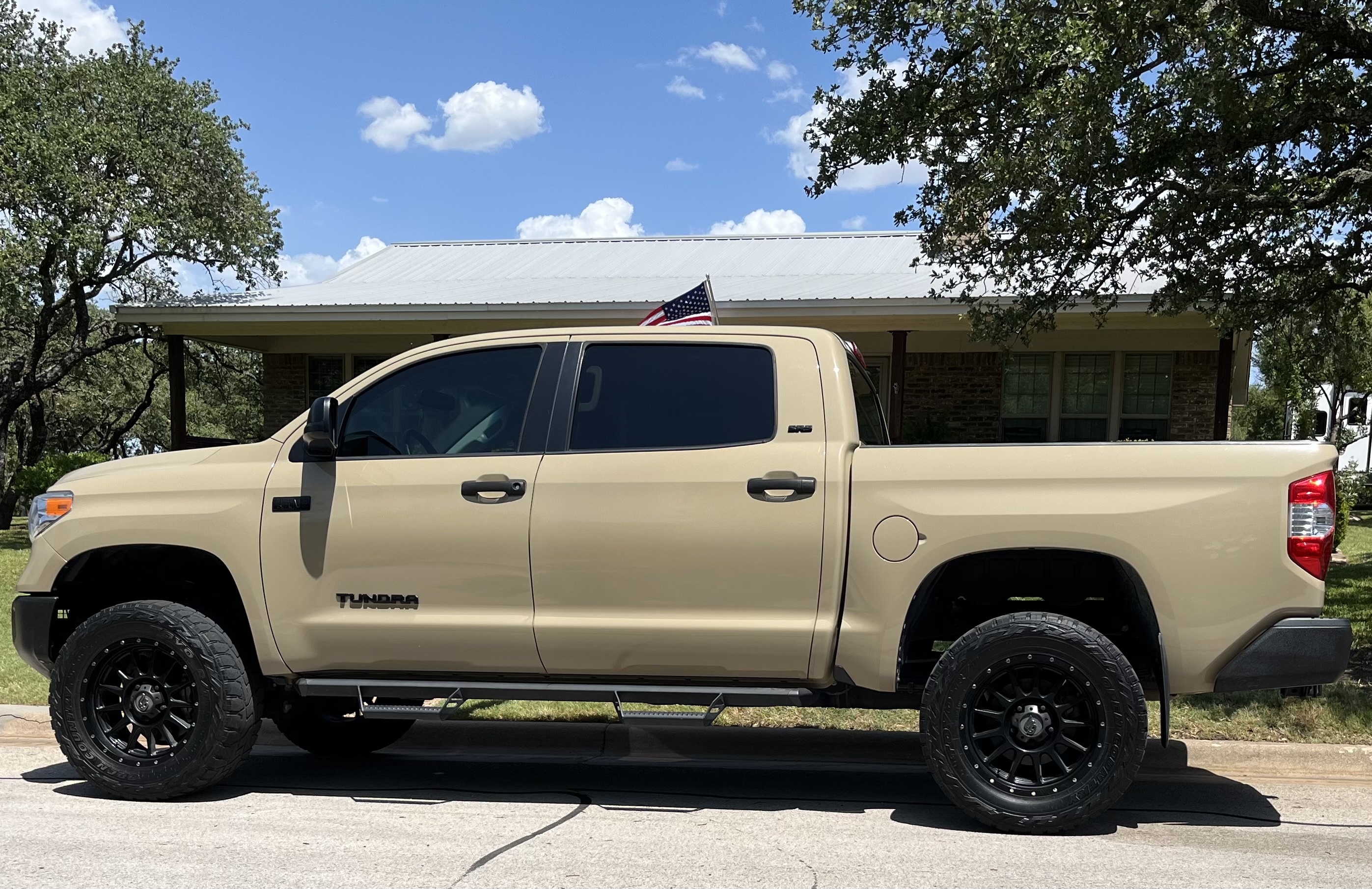 Used 2017 Toyota Tundra SR5 w/ SR5 Upgrade Package AWD/4WD image 4