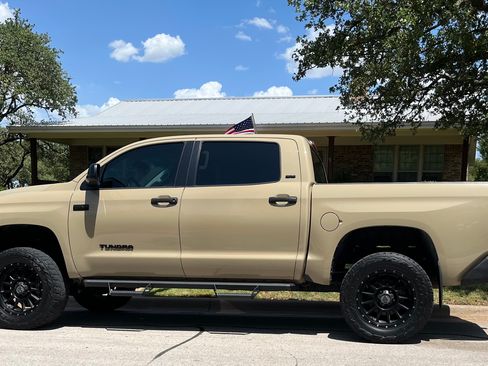 Used 2017 Toyota Tundra SR5 w/ SR5 Upgrade Package AWD/4WD image 4