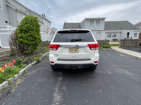 Used 2012 Jeep Grand Cherokee Laredo w/ Laredo E Group AWD/4WD image 6