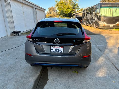 Used 2021 Nissan Leaf SV image 2