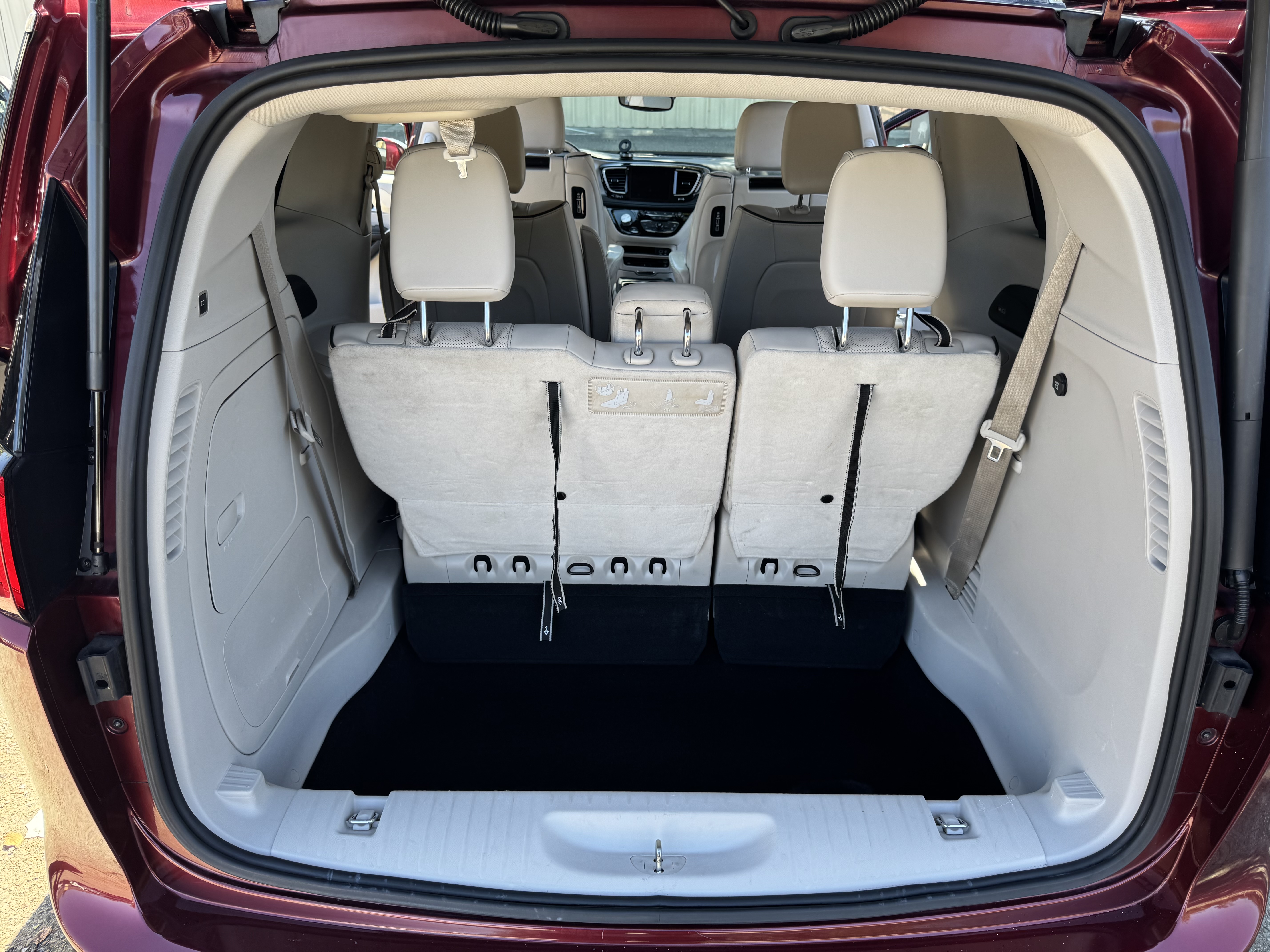 Used 2017 Chrysler Pacifica Platinum FWD image 4