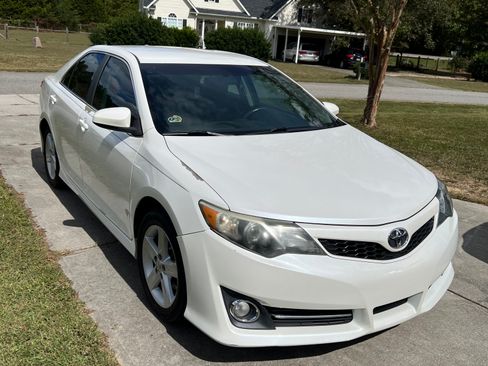 Used 2014 Toyota Camry SE image 1