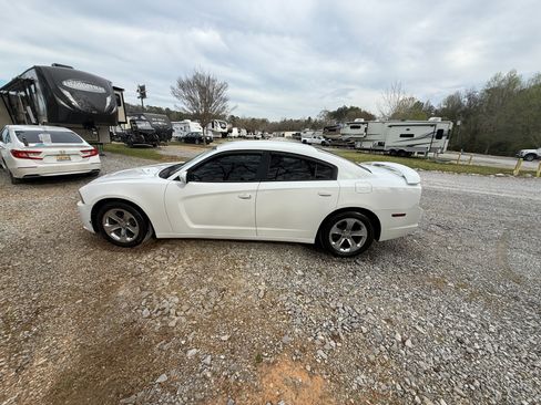 Used 2013 Dodge Charger SE w/ Sport Appearance Group image 5