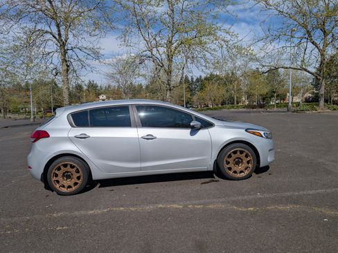Used 2017 Kia Forte LX image 11