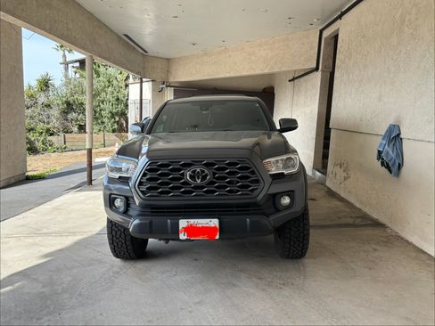 Used 2020 Toyota Tacoma TRD Off-Road w/ Technology Package image 9