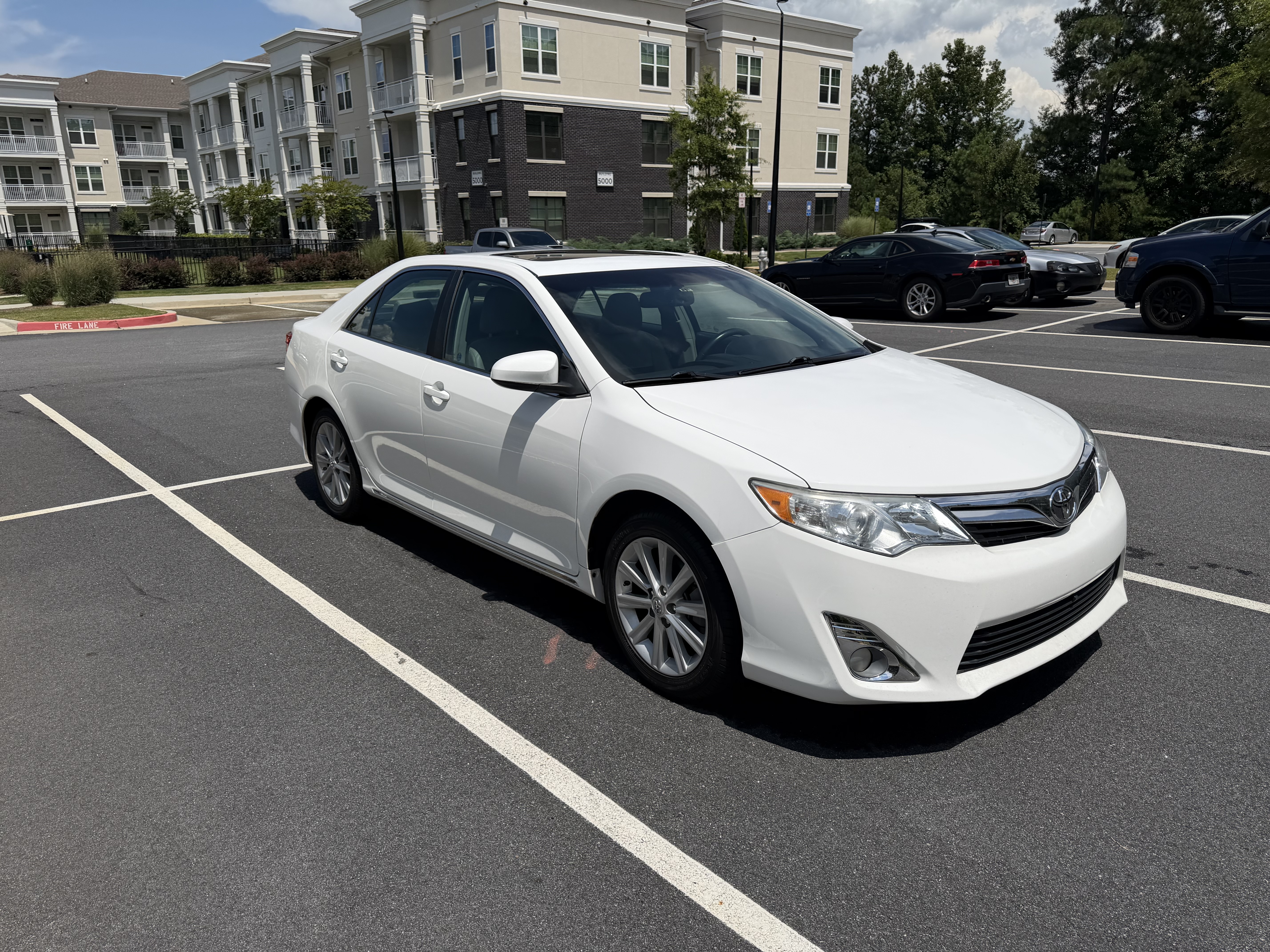Used 2014 Toyota Camry XLE w/ Leather Package FWD image 6