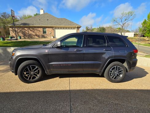 Used 2018 Jeep Grand Cherokee Trailhawk image 2