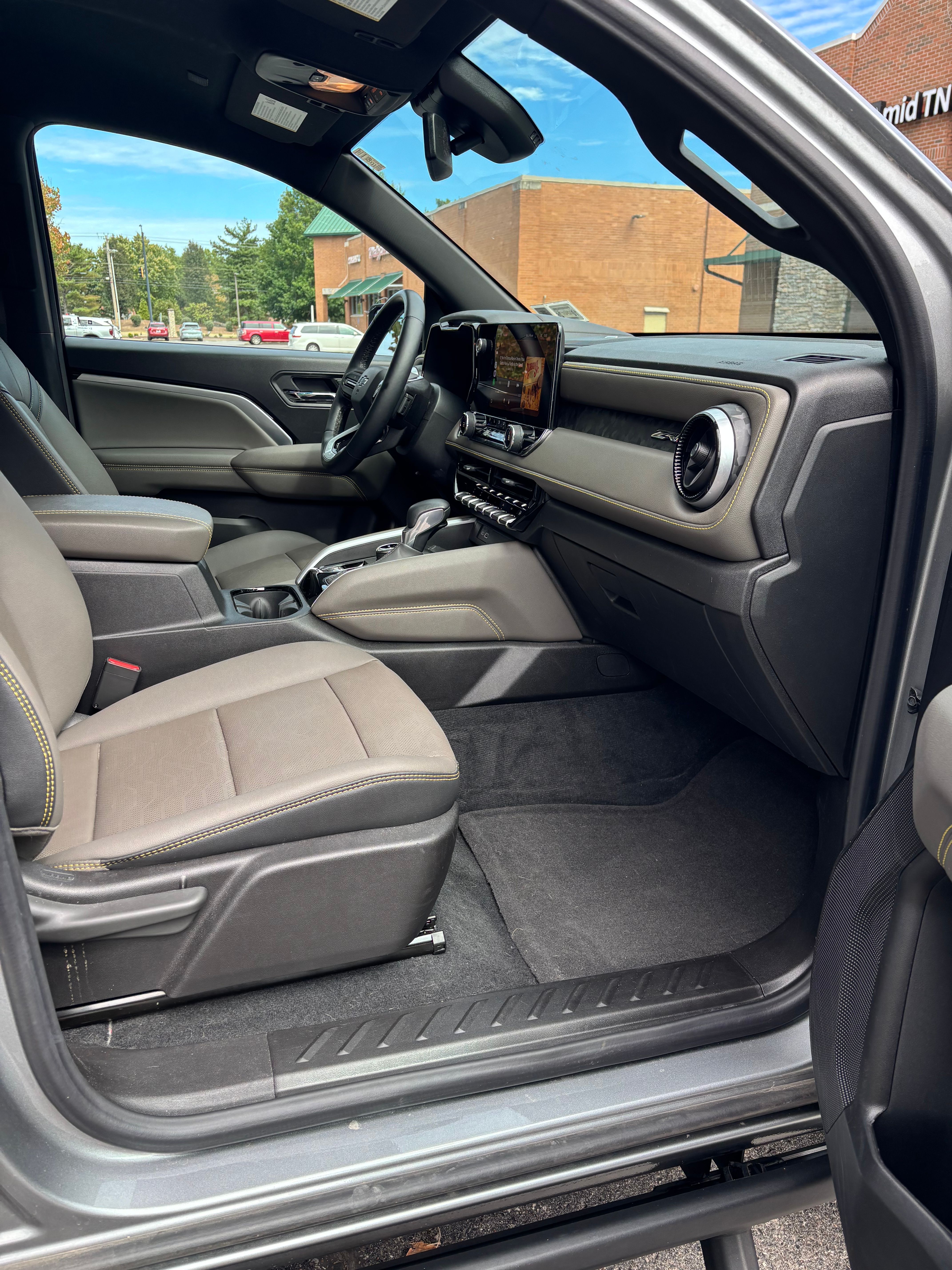Used 2025 Chevrolet Colorado ZR2 w/ Technology Package AWD/4WD image 13
