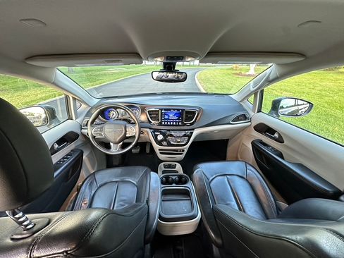 Used 2017 Chrysler Pacifica Touring-L FWD image 12