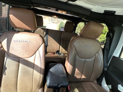 Used 2018 Jeep Wrangler Unlimited Sahara image 12