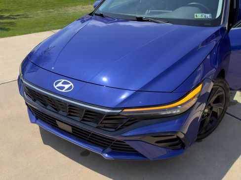 Used 2025 Hyundai Elantra Limited FWD image 2