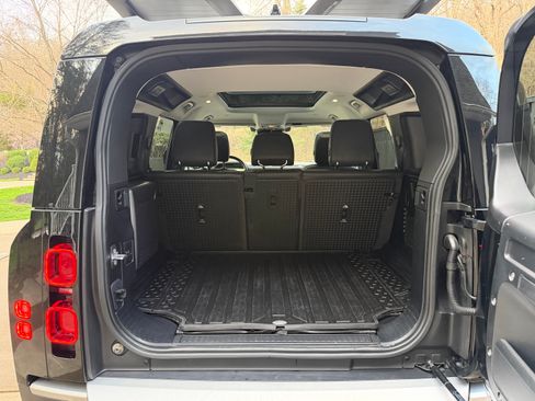 Used 2020 Land Rover Defender 110 SE image 4