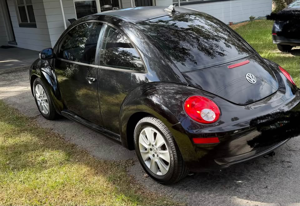 Used 2009 Volkswagen Beetle Coupe FWD image 2