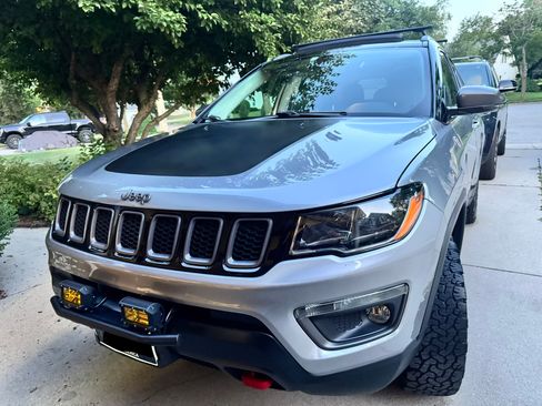 Used 2019 Jeep Compass Trailhawk w/ Leather Interior Group AWD/4WD image 1