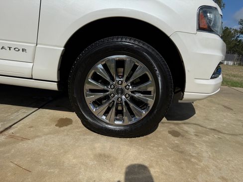 Used 2016 Lincoln Navigator Select image 14