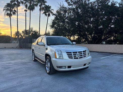 Used 2007 Cadillac Escalade EXT w/ Information Package AWD/4WD image 2