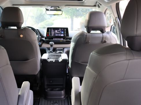 Used 2024 Toyota Sienna Limited AWD/4WD image 11