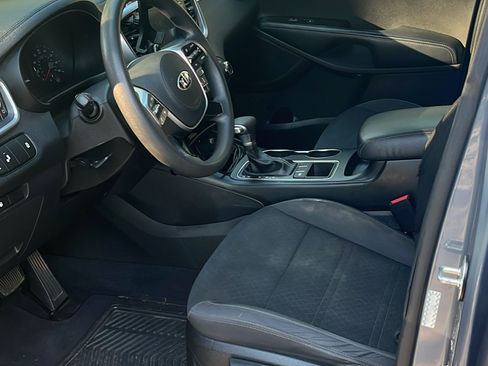 Used 2020 Kia Sorento LX FWD image 9