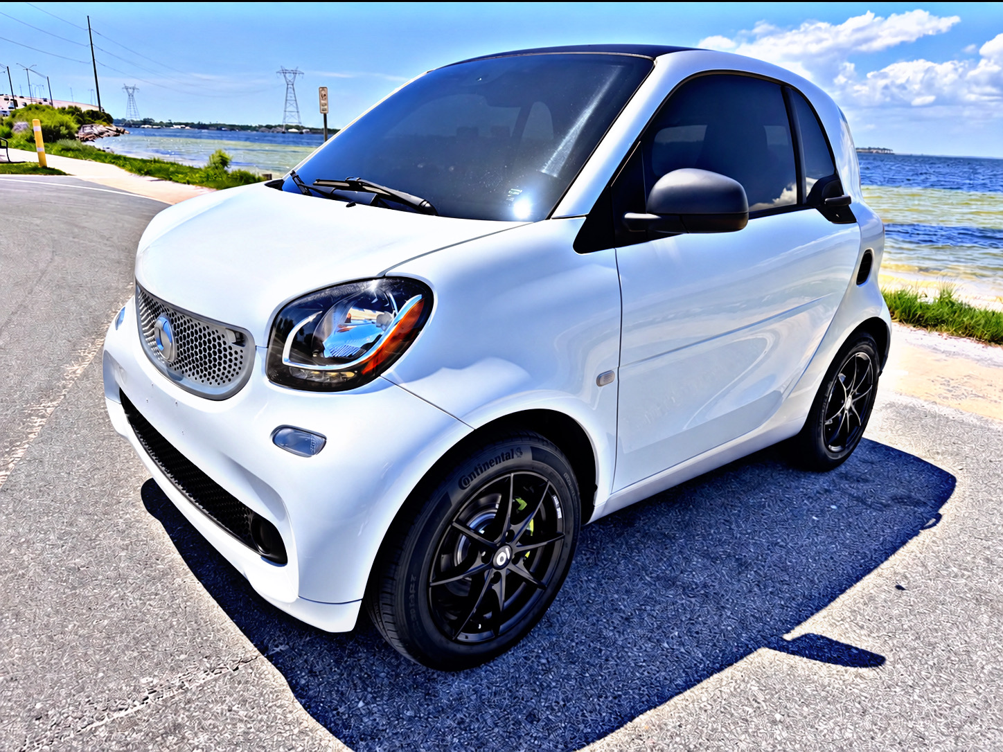 Used 2016 smart fortwo pure RWD image 1