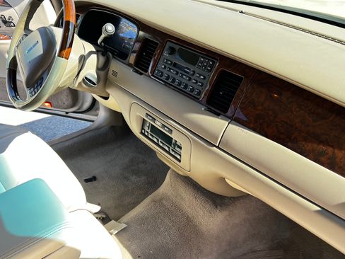 Used 2001 Lincoln Town Car Signature image 13