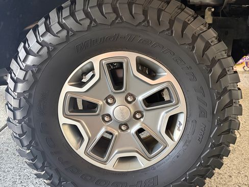 Used 2015 Jeep Wrangler Unlimited Rubicon w/ Connectivity Group AWD/4WD image 13