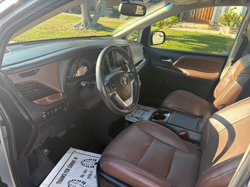 Used 2015 Toyota Sienna Limited FWD image 4