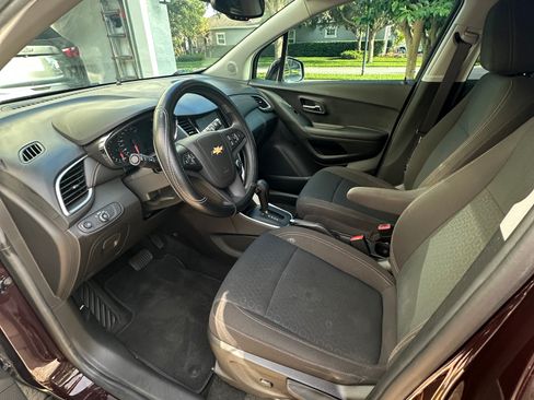 Used 2020 Chevrolet Trax LS w/ Tint and Cruise Package FWD image 9