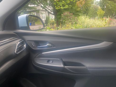 Used 2022 Chevrolet Bolt EUV LT w/ Comfort Package FWD image 2