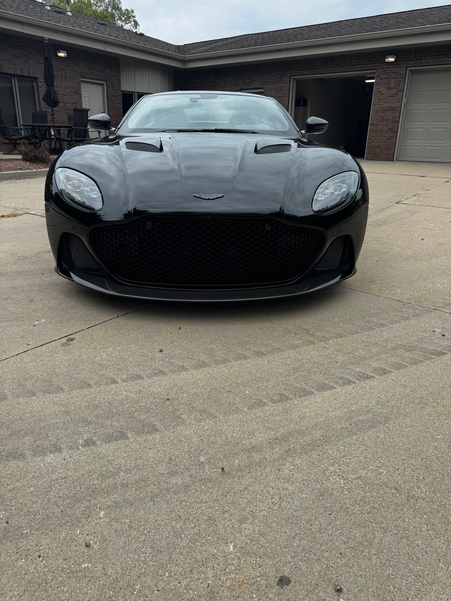 Used 2022 Aston Martin DBS Superleggera RWD image 1