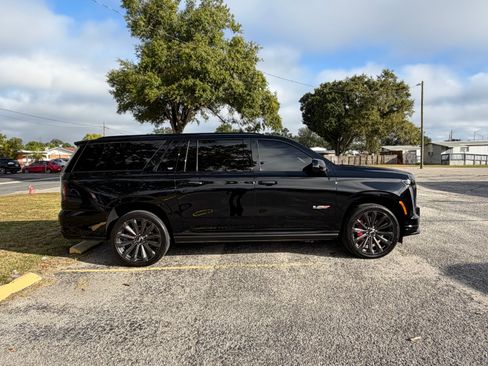 Used 2025 Cadillac Escalade ESV V image 8
