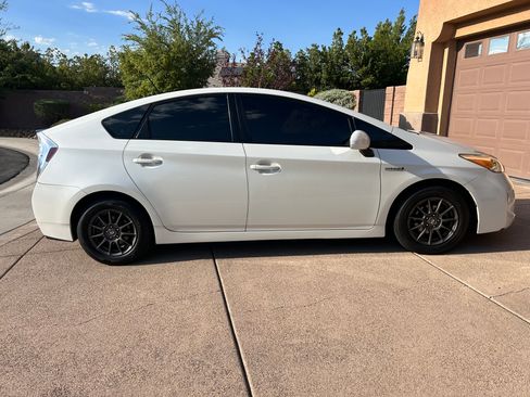 Used 2014 Toyota Prius Four w/ Solar Roof Package FWD image 1