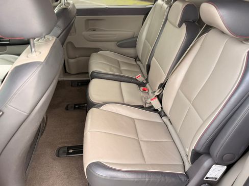 Used 2017 Kia Sedona LX w/ LX Essentials Premium Package image 8