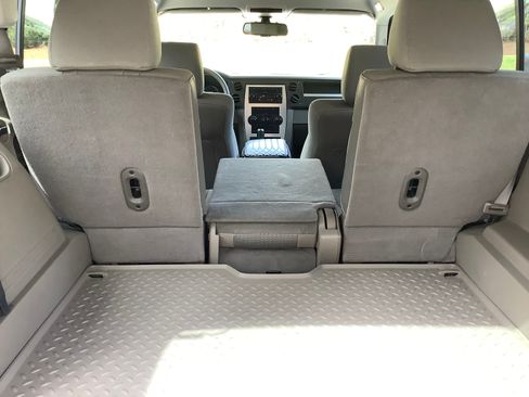 Used 2008 Jeep Commander Sport image 15