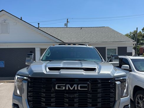 Used 2025 GMC Sierra 3500 Denali w/ Technology Package AWD/4WD image 2