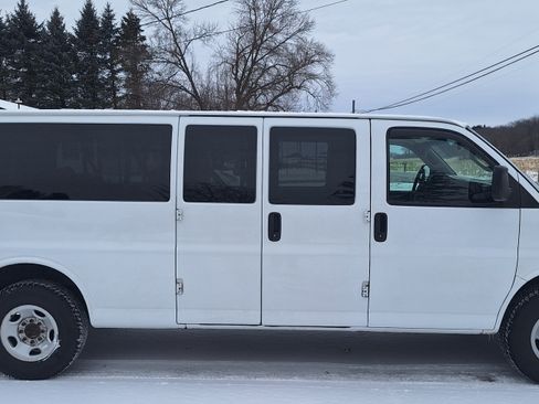 Used 2018 Chevrolet Express 3500 LT w/ LT Preferred Equipment Group image 5
